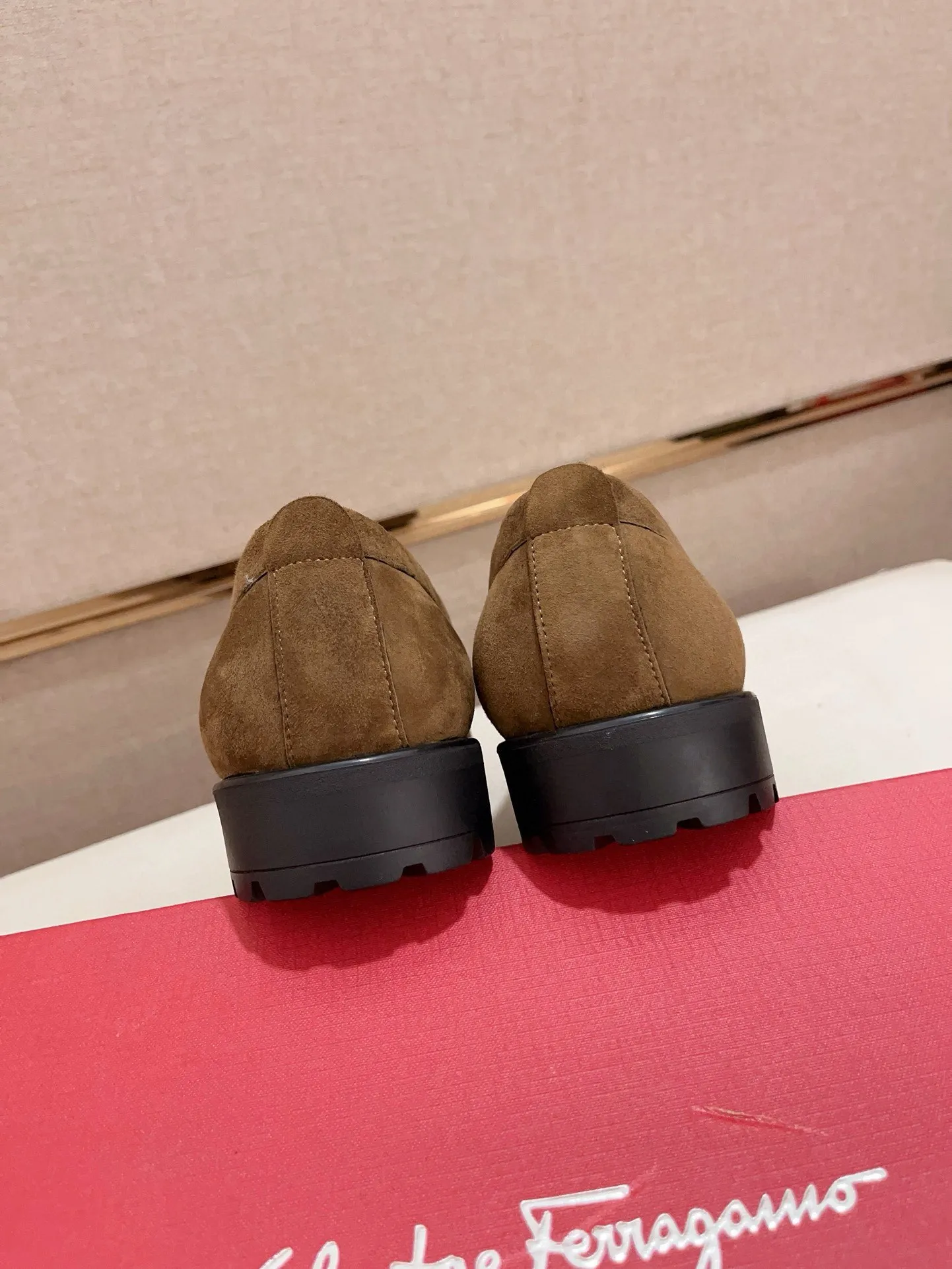 Men's shoes💰: 560💰 High version Ferragamo quality! 🆕🆕Exclusive hot-selling products in stock🔥🔥New products on the shelves, high-quality shoes, high-end driving shoes, with complete packaging! 💪 💪 Material: imported patented cowhide 🐂 + imported high-quality water-dyed cowhide lining + wear-resistant outsole 👍🏻👍🏻 Features: high-end and comfortable, purely handmade 🚀 🚀 Create the perfect shoes that suit you best 🔥 🔥 Size: (38-44) Can be customized 45 non-returnable!